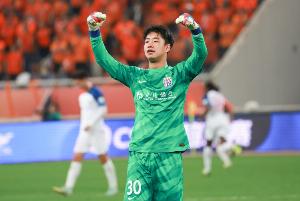 媒体人谈申花门将:薛庆浩状态低迷,让鲍亚雄试试吧! 媒体人谈申花门将:薛庆浩状态低迷,让鲍亚雄试试吧!