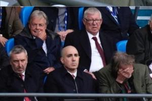 还有多少耐心?曼市德比看台众生相:拉爵捂着眼,贝拉达表情严肃 还有多少耐心?曼市德比看台众生相:拉爵捂着眼,贝拉达表情严肃