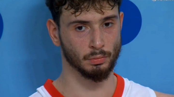 冠军赛后土耳其球员眼眶通红!申京坐在广告牌前眼神空洞黯淡无光 冠军赛后土耳其球员眼眶通红!申京坐在广告牌前眼神空洞黯淡无光