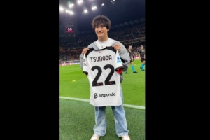 红牛车手角田裕毅造访米兰,获赠22号球衣并与莫德里奇合影 红牛车手角田裕毅造访米兰,获赠22号球衣并与莫德里奇合影