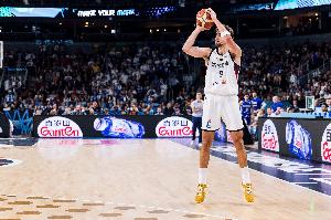 小瓦格纳13中7&三分6中1得到18分8板2助2帽 上半场16分