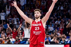 找回进攻状态!申京上半场9中6独砍15分1板1助3帽 第二节12分 找回进攻状态!申京上半场9中6独砍15分1板1助3帽 第二节12分