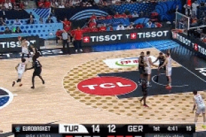 奇兵出马?邦加先是外线三分一箭穿心 随后补防送遮天大帽! 奇兵出马?邦加先是外线三分一箭穿心 随后补防送遮天大帽!