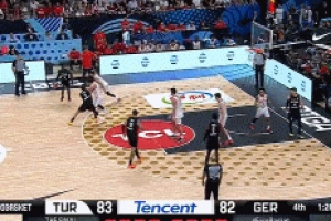 毕竟FIBA大杀器!施罗德一突一投 连得四分反超比分 毕竟FIBA大杀器!施罗德一突一投 连得四分反超比分