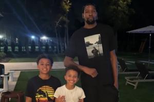 KD在火箭的老熟人!DJ-奥古斯汀晒俩儿子和杜兰特合影:杜叔叔 KD在火箭的老熟人!DJ-奥古斯汀晒俩儿子和杜兰特合影:杜叔叔