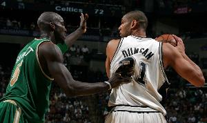 霍华德:小时候打控卫就学魔术师 后来就学加内特和邓肯 霍华德:小时候打控卫就学魔术师 后来就学加内特和邓肯