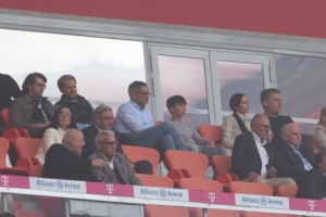 图片报:拜仁5-0大胜汉堡时,埃贝尔父亲坐在他和赫内斯的后一排 图片报:拜仁5-0大胜汉堡时,埃贝尔父亲坐在他和赫内斯的后一排