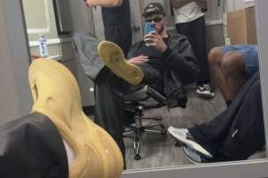 支持球队大哥！霍姆格伦对镜自拍晒亚历山大签名鞋！