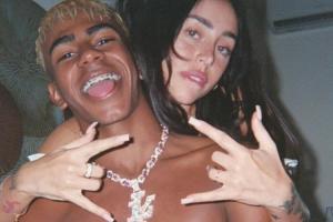 顶流情侣发糖🥰亚马尔上身赤裸与女友秀恩爱，佩戴镶钻项链