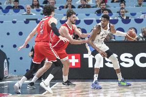 字母哥&申京欧锦赛数据对比!10项统计 字母哥8项占优! 字母哥&申京欧锦赛数据对比!10项统计 字母哥8项占优!