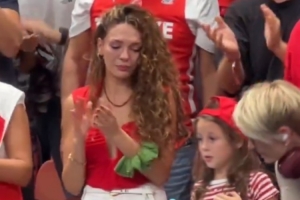 土耳其输球后奥斯曼娇妻和女儿场边洒泪 老公赶紧拥抱安慰 土耳其输球后奥斯曼娇妻和女儿场边洒泪 老公赶紧拥抱安慰