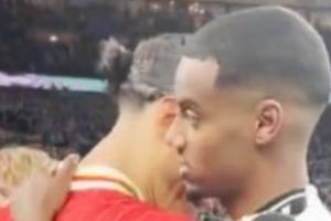 联赛杯赛后伊萨克说啥？范迪克卖关子：两三年后再讲，现在我忘了