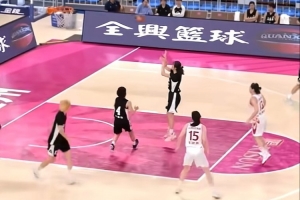 4打6？女篮锦标赛河北队抢下篮板球后球员竟向自家篮筐投篮