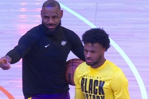 父子同台的好处!詹姆斯变身妻子传话筒:布朗尼 你妈喊你咧! 父子同台的好处!詹姆斯变身妻子传话筒:布朗尼 你妈喊你咧!