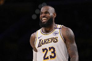 某高管:除非他大幅下滑或湖人夺冠 我认为詹姆斯会打到26-27赛季 某高管:除非他大幅下滑或湖人夺冠 我认为詹姆斯会打到26-27赛季