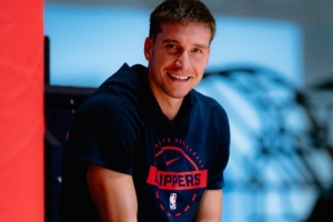 因腿筋伤势提前结束欧锦赛!快船官方晒博格丹训练照 因腿筋伤势提前结束欧锦赛!快船官方晒博格丹训练照