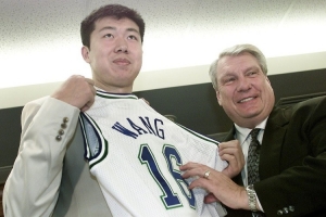 杨毅:王治郅在小牛的生涯支离破碎 我当时曾劝大郅不能玩失联 杨毅:王治郅在小牛的生涯支离破碎 我当时曾劝大郅不能玩失联