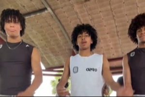 爆炸头组合?朱正晒与队友一起唱跳RAP的视频:🕺🕺🕺 爆炸头组合?朱正晒与队友一起唱跳RAP的视频:🕺🕺🕺