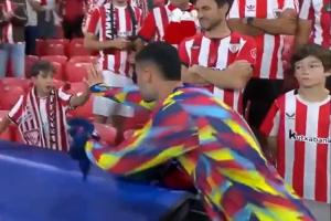 暖心大哥哥😇马丁内利赛后将球衣送给毕巴小球迷，与之亲切合影