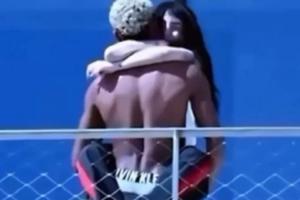 💕亚马尔被拍到与女友在露台亲热,女友双腿缠绕其腰间被抱起 💕亚马尔被拍到与女友在露台亲热,女友双腿缠绕其腰间被抱起