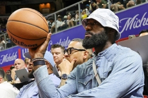 詹姆斯退役后可以去高中当教练?夸梅:这可以有 他年轻也够活泼 詹姆斯退役后可以去高中当教练?夸梅:这可以有 他年轻也够活泼