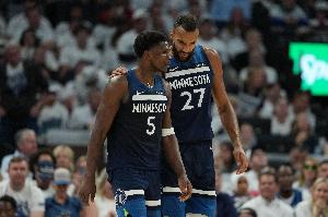 戈贝尔:队友们都变得更成熟了 看到这种成长真的很有趣 戈贝尔:队友们都变得更成熟了 看到这种成长真的很有趣