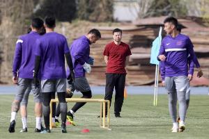 记者:津门虎今年队员们之间的聚会增多了 于根伟鼓励大家约饭 记者:津门虎今年队员们之间的聚会增多了 于根伟鼓励大家约饭