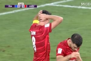 错失良机!周定洋门前近距离包抄打门偏出,抱头十分懊恼 错失良机!周定洋门前近距离包抄打门偏出,抱头十分懊恼