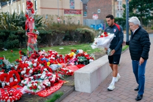 纪念若塔,马竞主席塞雷佐和队长科克在安菲尔德球场外为其献花 纪念若塔,马竞主席塞雷佐和队长科克在安菲尔德球场外为其献花