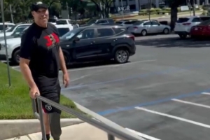 此前因糖尿病截肢!“球爹”拉瓦尔-鲍尔首次使用假肢走路 此前因糖尿病截肢!“球爹”拉瓦尔-鲍尔首次使用假肢走路