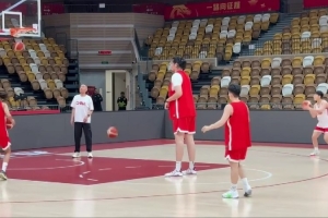 中国女篮今晚迎战尤文图特!张子宇赛前重点进行罚球训练 中国女篮今晚迎战尤文图特!张子宇赛前重点进行罚球训练