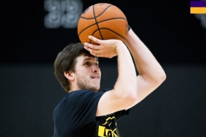 期待新赛季!湖人官方晒里夫斯训练照:休赛期的磨练 期待新赛季!湖人官方晒里夫斯训练照:休赛期的磨练