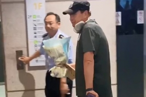 球迷在机场接机申花队,为主教练斯卢茨基献上鲜花 球迷在机场接机申花队,为主教练斯卢茨基献上鲜花