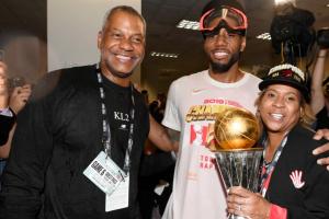 挺有眼光的😅卡舅6年前开口要湖人股份 湖人今年100亿 挺有眼光的😅卡舅6年前开口要湖人股份 湖人今年100亿