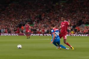 还好无大碍!伊萨克出球后被勒诺尔芒踩到,痛苦倒地 还好无大碍!伊萨克出球后被勒诺尔芒踩到,痛苦倒地