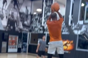 杜兰特训练秀绝活:超大幅度变向后出手 大跨步后转身无解中投! 杜兰特训练秀绝活:超大幅度变向后出手 大跨步后转身无解中投!