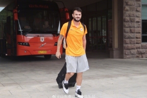 山东泰山队启程前往青岛,准备与青岛海牛队的中超联赛 山东泰山队启程前往青岛,准备与青岛海牛队的中超联赛