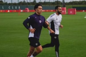 已缺阵222天!曼晚:利马晒跑步照片,接近伤愈回归 已缺阵222天!曼晚:利马晒跑步照片,接近伤愈回归