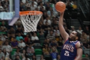 昨晚厄特尔连线卡尔顿完成一记精彩的单手暴扣 瞬间点燃全场! 昨晚厄特尔连线卡尔顿完成一记精彩的单手暴扣 瞬间点燃全场!