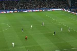 有球迷冲场!安保人员进入场地内,巴黎比赛短暂中止后恢复 有球迷冲场!安保人员进入场地内,巴黎比赛短暂中止后恢复