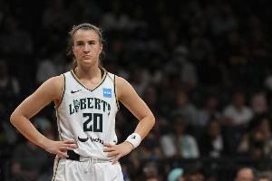 突然断电!自由人次节8分多钟仅得5分&单节12-26 半场落后14分 突然断电!自由人次节8分多钟仅得5分&单节12-26 半场落后14分