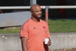 图片报：赢切尔西后孔帕尼心情很愉快，今天拿着咖啡在训练场散步