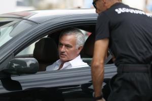 太有实力了!穆里尼奥驾驶法拉利抵达,准备与本菲卡正式签约 太有实力了!穆里尼奥驾驶法拉利抵达,准备与本菲卡正式签约