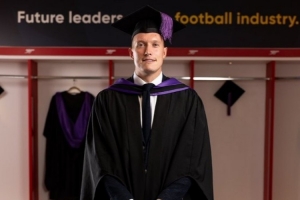 菲尔-琼斯毕业感言:退役时就决定攻读这一课程,未来可能做总监 菲尔-琼斯毕业感言:退役时就决定攻读这一课程,未来可能做总监