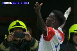 消防员都忍不住拍照!姆博吉梅开二度,布拉格2-0领先博德闪耀 消防员都忍不住拍照!姆博吉梅开二度,布拉格2-0领先博德闪耀