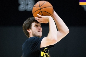 头发太长?湖人官方晒里夫斯训练照 东契奇评论:请你理个发吧 头发太长?湖人官方晒里夫斯训练照 东契奇评论:请你理个发吧