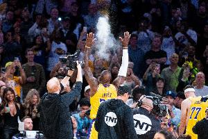 从目前的情况看 詹姆斯的确有可能前往其他联赛延续其职业生涯 从目前的情况看 詹姆斯的确有可能前往其他联赛延续其职业生涯