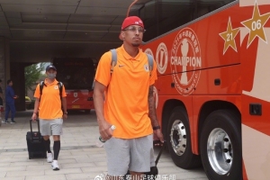 泰山启程前往青岛备战与海牛的比赛,克雷桑回归随队出征 泰山启程前往青岛备战与海牛的比赛,克雷桑回归随队出征