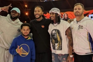 像不像?罗斯合影众多“冒牌”球星:老詹&库里&克拉克森&东契奇 像不像?罗斯合影众多“冒牌”球星:老詹&库里&克拉克森&东契奇