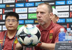 马德兴国青队观察:缺少“王钰栋”这样的尖子球员 各位置较均衡 马德兴国青队观察:缺少“王钰栋”这样的尖子球员 各位置较均衡